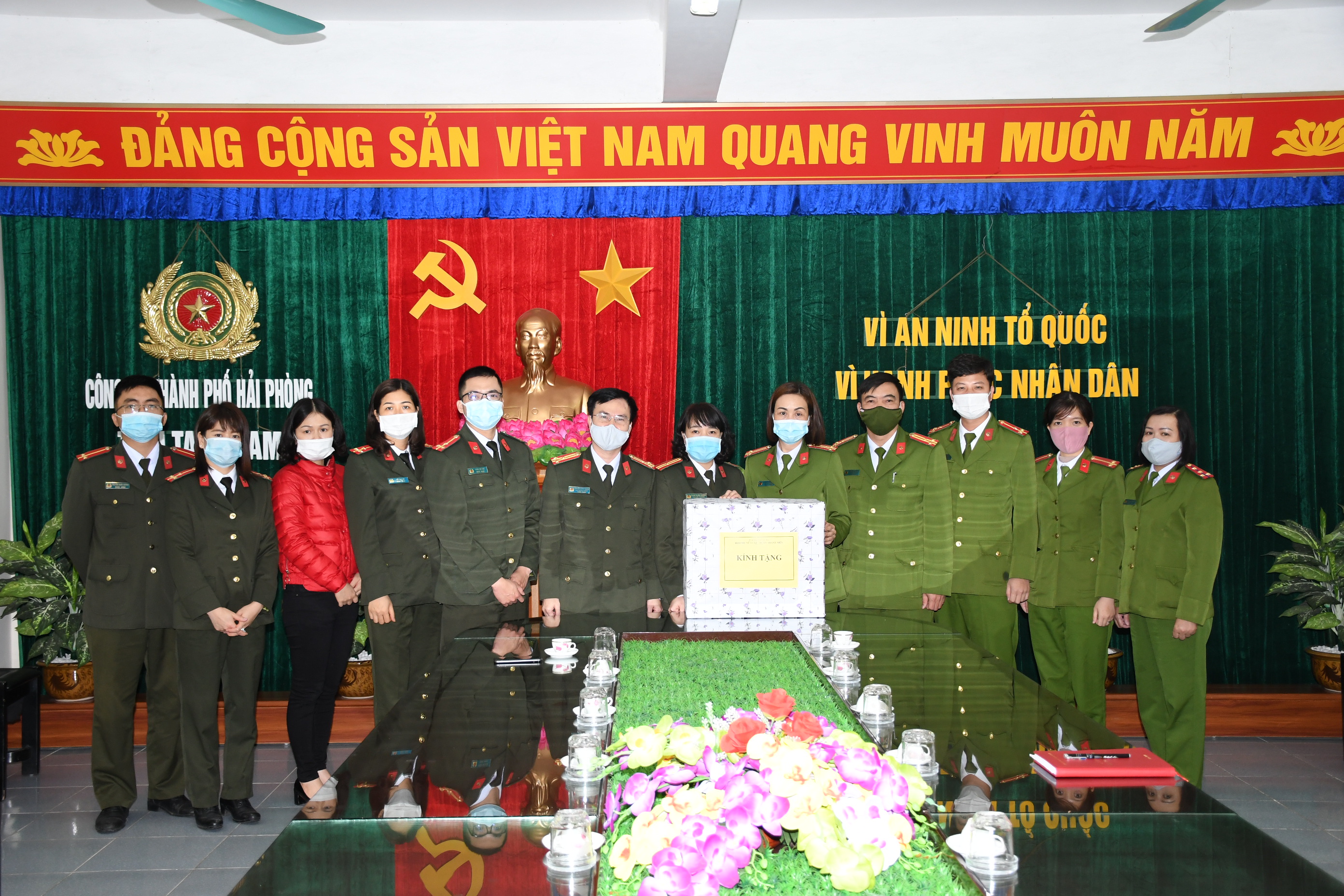 Hội phụ nữ và Đoàn thanh niên Phòng Hậu cần CATP: Trao 3.500 khẩu trang y tế tặng Trại tạm giam Hải Phòng